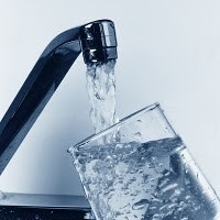 Πίνοντας νερό με άδειο στομάχι θεραπεύεις τα εξής.